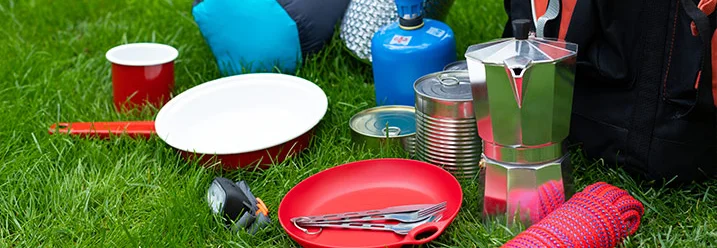 Campingausrüstung auf grünem Rasen
